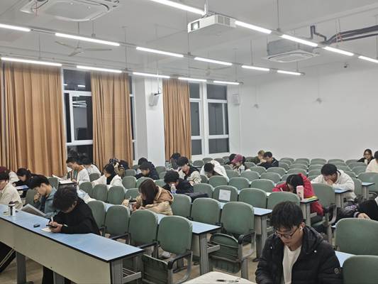 会议室里的人们 AI 生成的内容可能不正确。